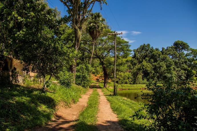 Trilhas para caminhada e bicicleta em meio à natureza