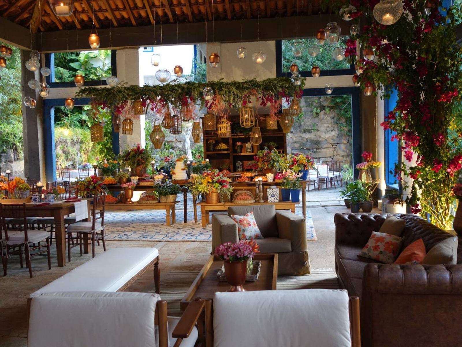 Salão decorado com flores e mobiliário para evento