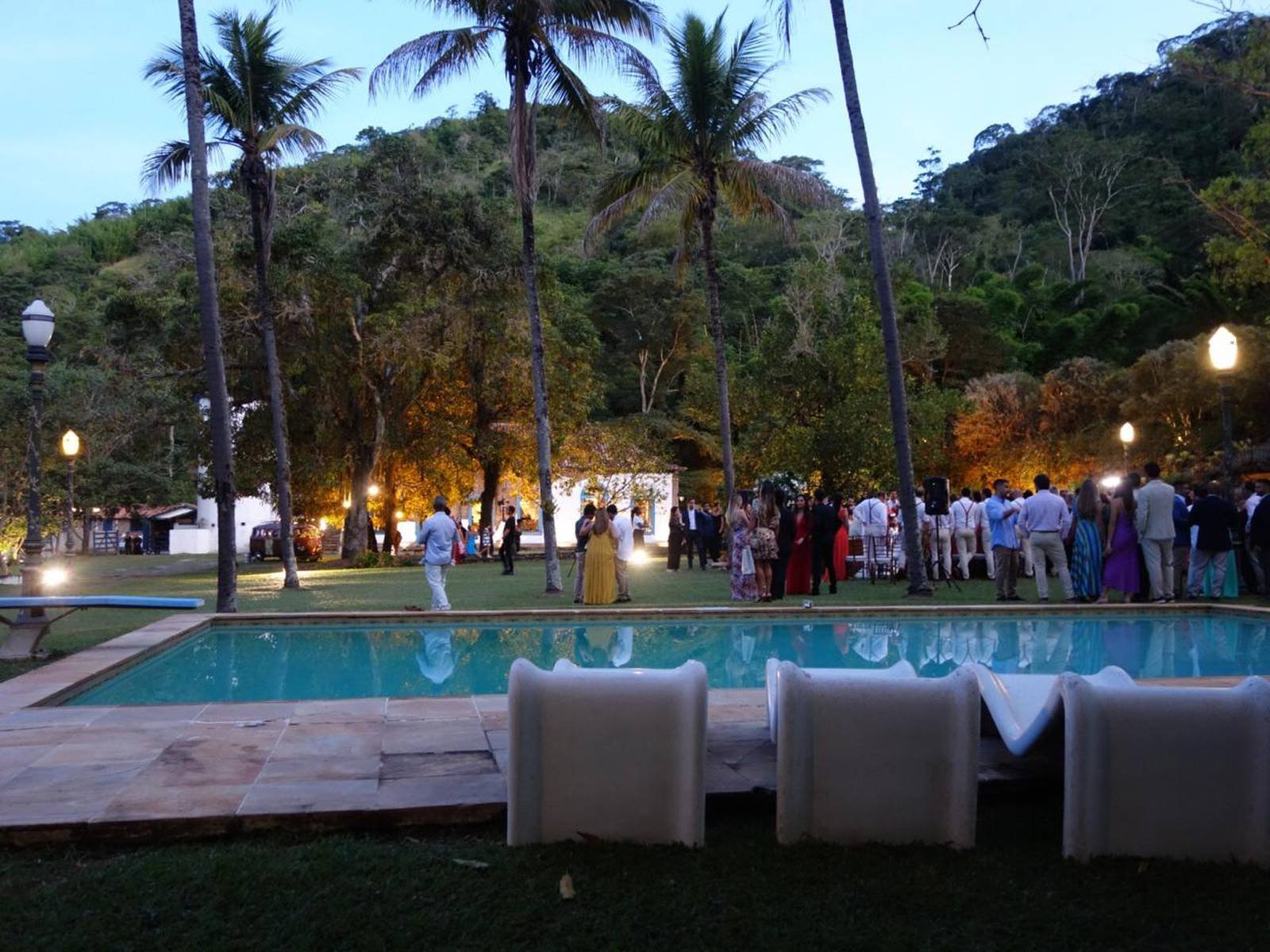 Convidados reunidos no jardim ao entardecer