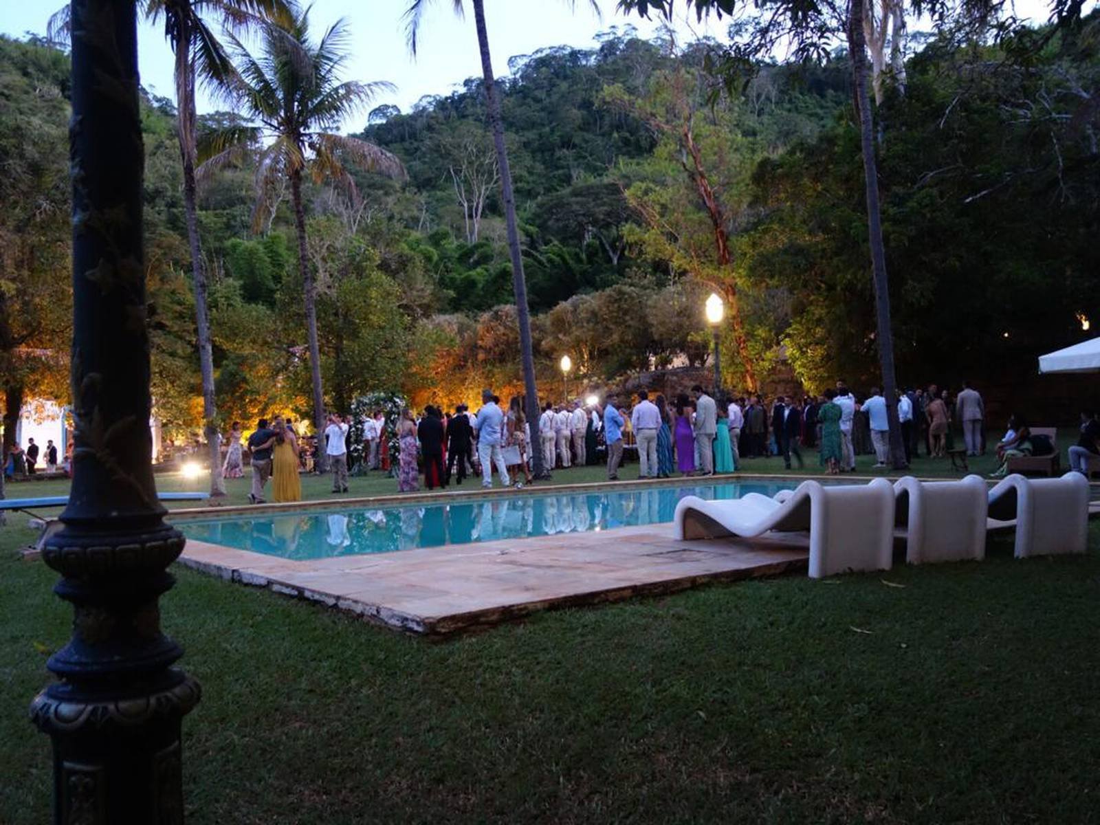 Evento ao ar livre junto à piscina e ao jardim