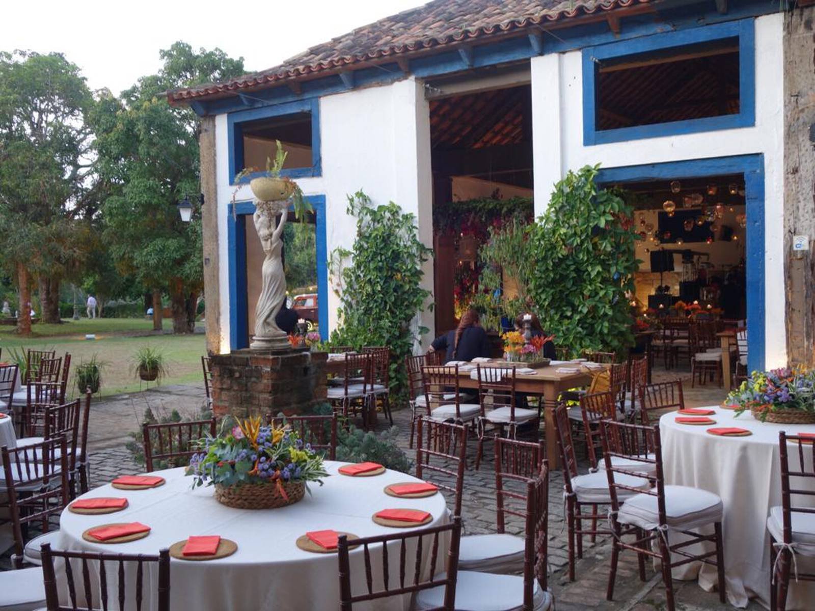 Área externa do salão preparada para recepção
